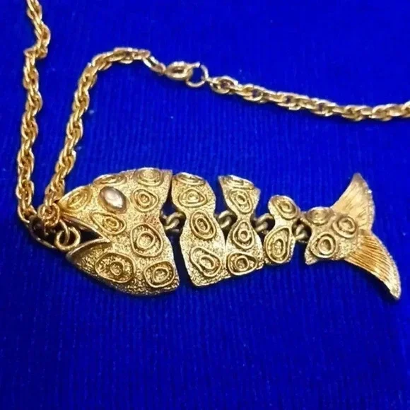 A beautiful fish charm chain...gold color.. - Picture 1 of 6